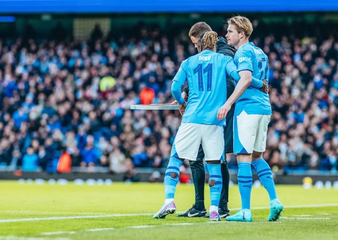 维尼修斯和阿森纳U16球员合影，2米法国门将抢镜