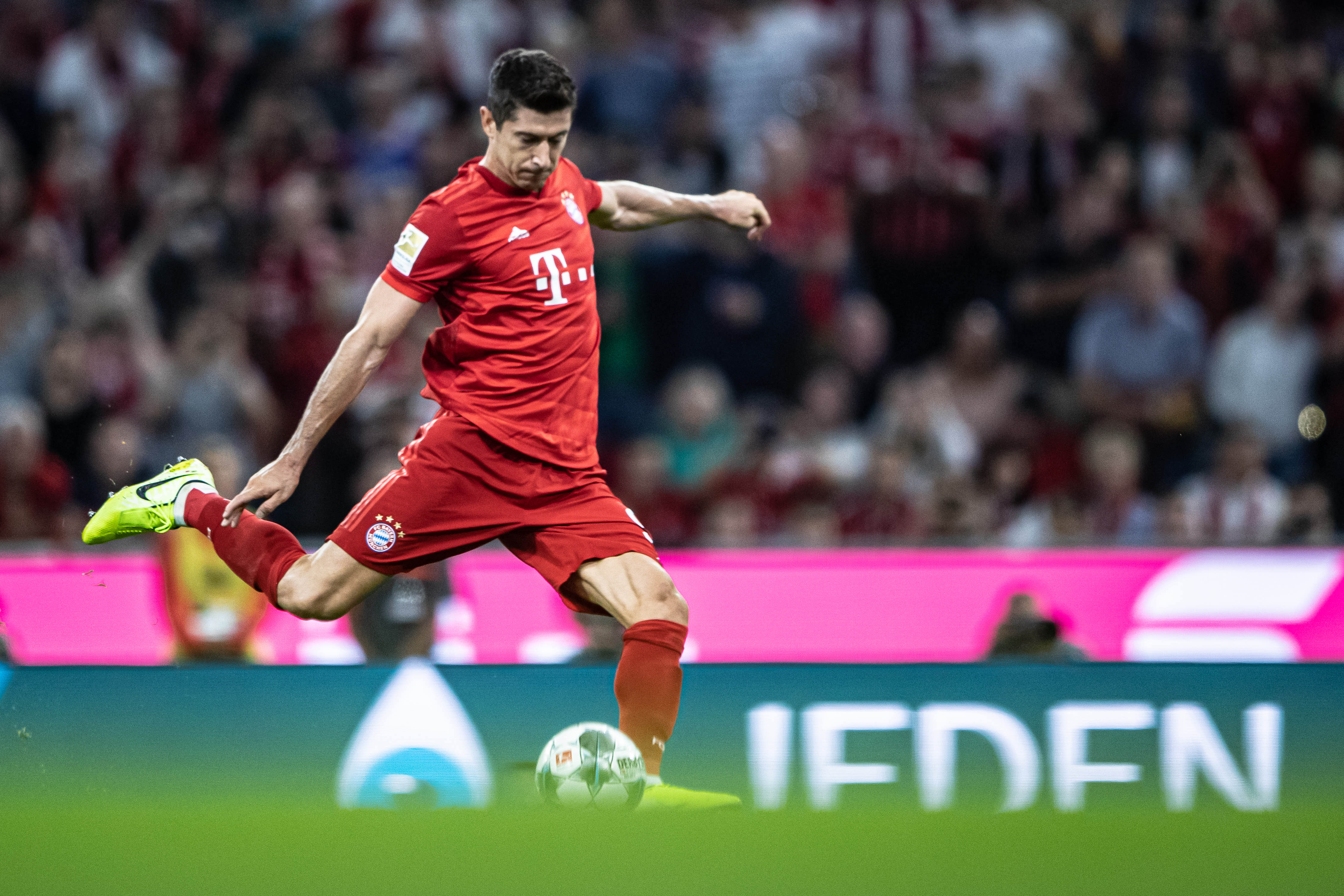 客场2-1力克中国香港，新加坡时隔41年重返亚洲杯正赛