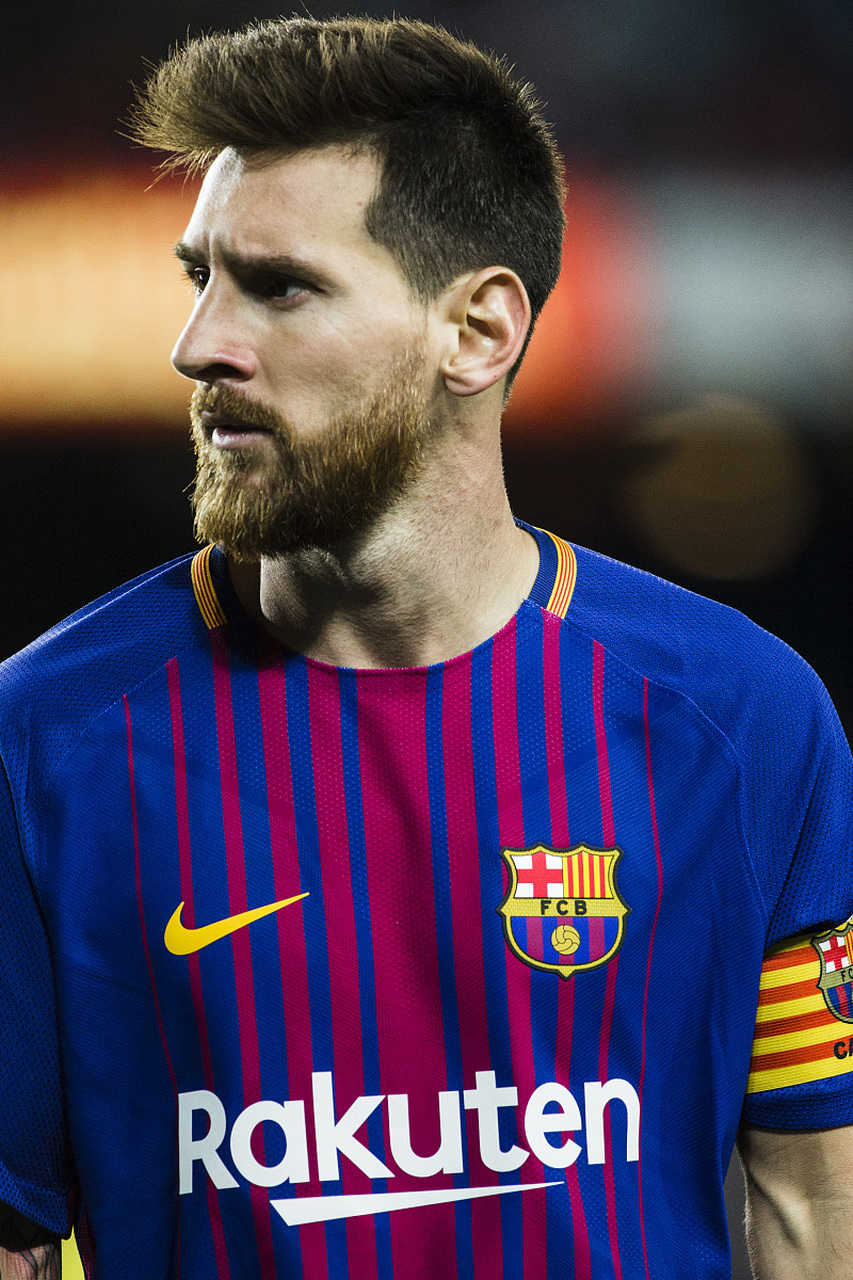 给你修修胡子，瓦科分享自己用剪刀剪克雷桑胡子的照片